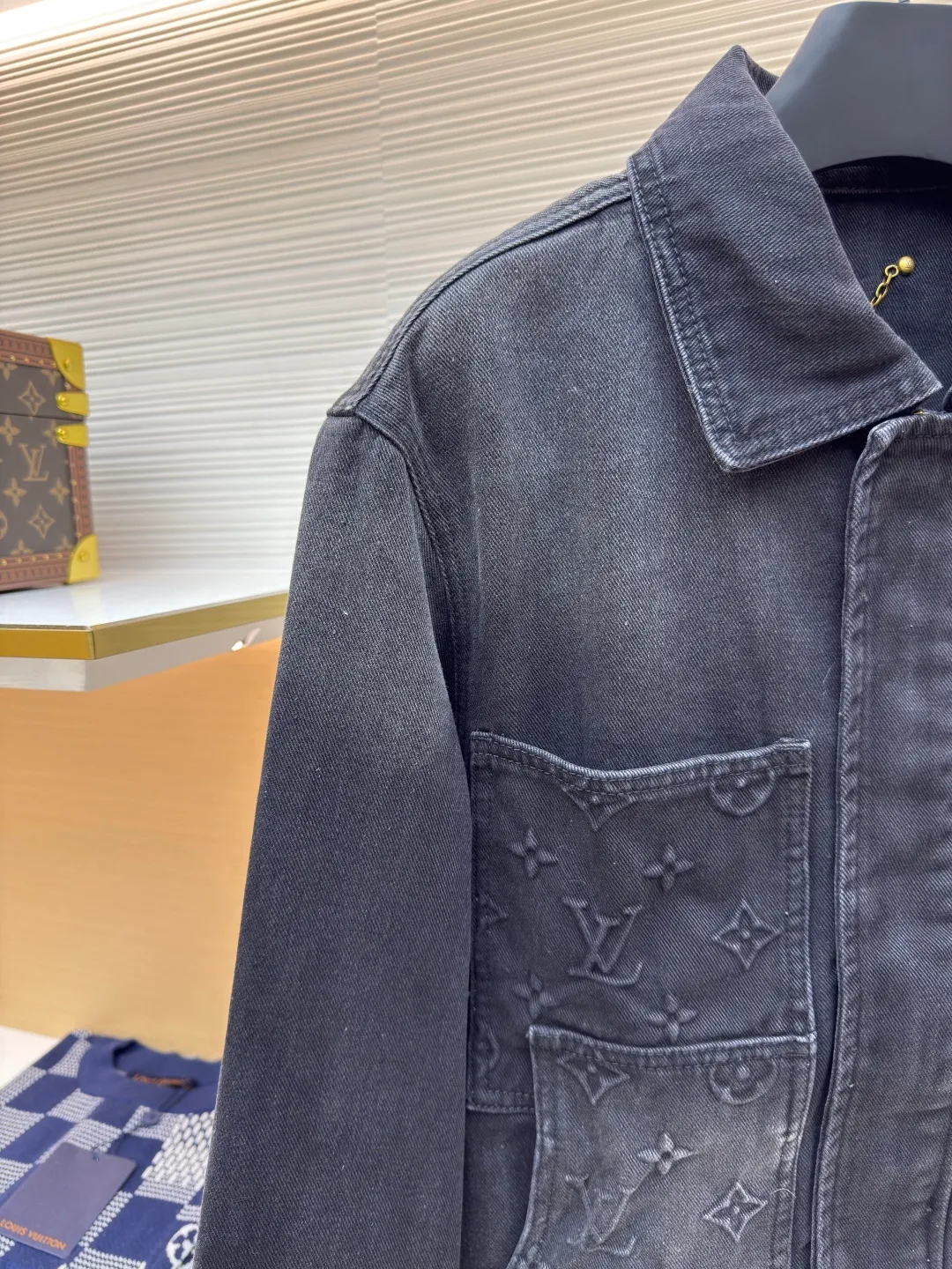 LOUIS VUITTON embossed pocket denim jacket ●Authentic product: Purchased and developed by 14219 ●Item number: 1680246-B95 ●Fabric: Denim denim fabric ●Technology: Heavy industrial washing ●Version: Fitted version ●Size: 46-48-50-52 ●Weight: about 1035g ●Description: The overall wiring is straight and delicate, the fabric is comfortable and soft, the color is consistent and there is no color difference